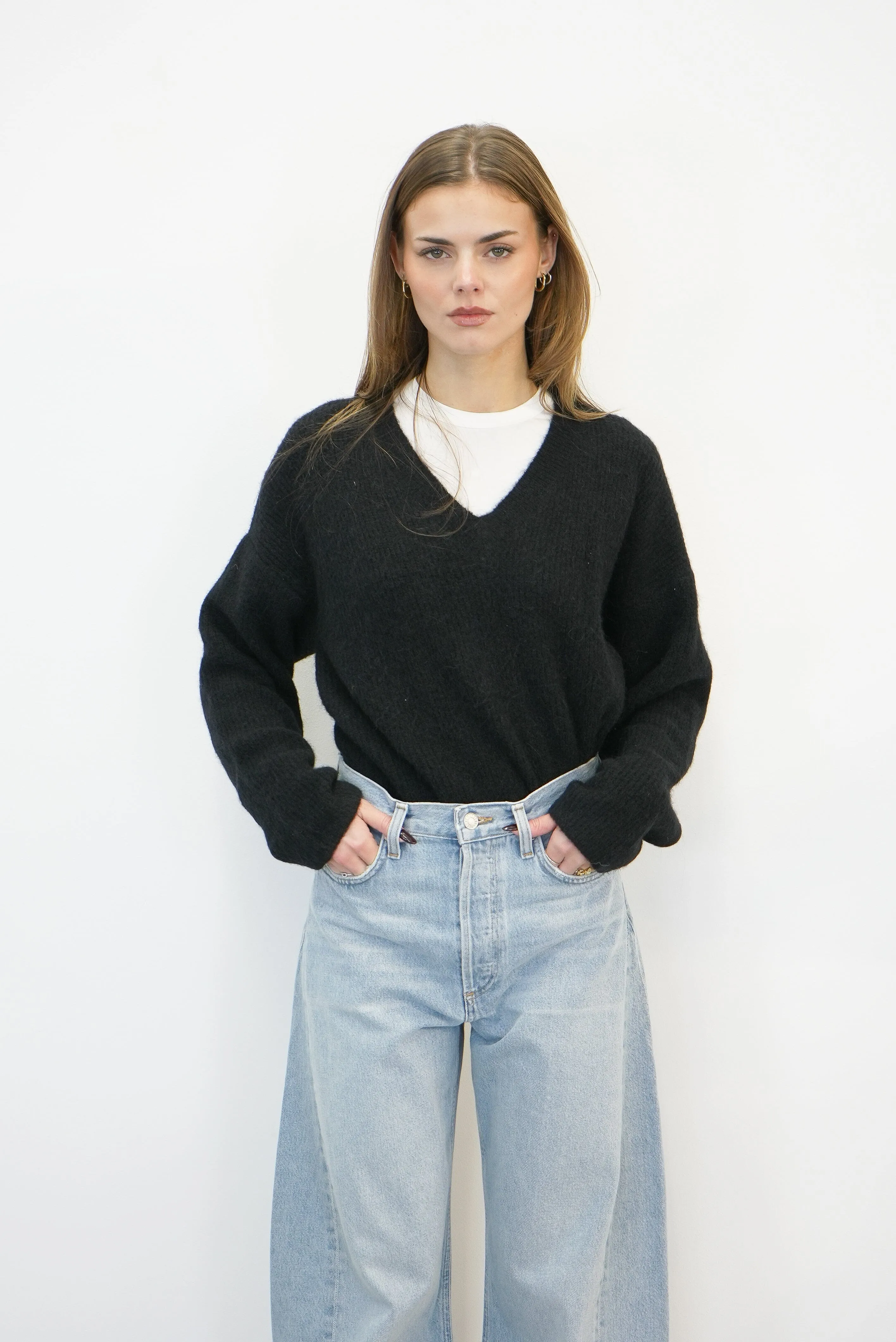 ALPHA WOOL V-NECK PULLOVER